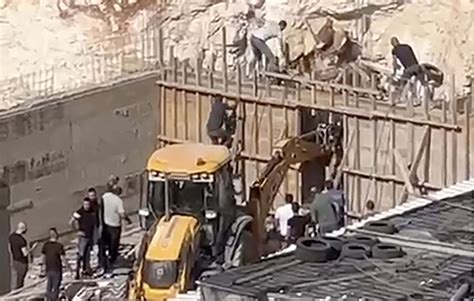 حادث شغل مأساوي بمراكش.. سقوط جدار إسمنتي يرسل عاملاً إلى قسم العناية المركزة
