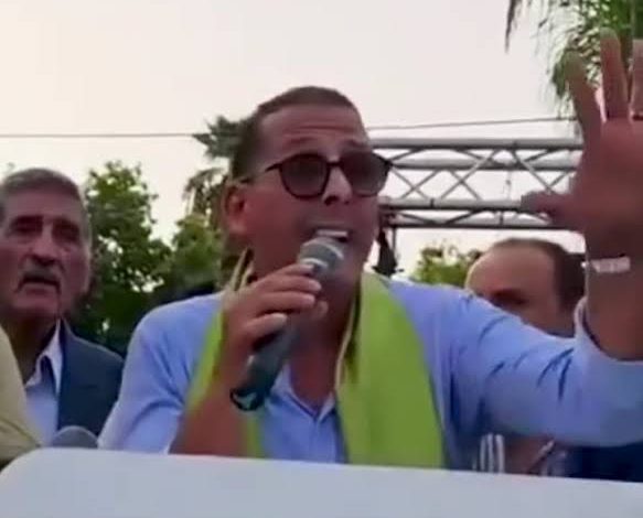 مبادرة إنسانية لمصطفى لخصم.. إلغاء حفل النجاح واقتناء ملابس لأطفال صفرو المحتاجين