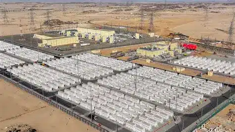 ابن جرير تدخل عصر الطاقة المستدامة بتشغيل أول نظام ضخم لتخزين الكهرباء عبر البطاريات