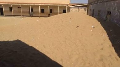 مع انطلاق الموسم الدراسي.. الكثبان الرملية تحاصر مدرسة ابتدائية بجماعة فم الواد في العيون