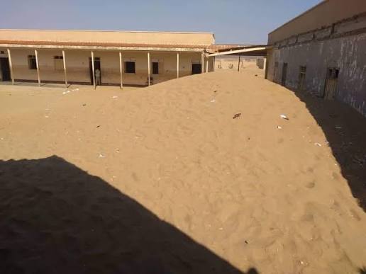 زحف الرمال يحاصر مجموعة مدارس فم الواد بإقليم العيون مع بداية الموسم الدراسي الحالي
