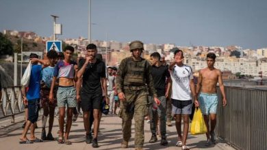 السلطات الإسبانية تشرع في ترحيل 51 مهاجراً جزائرياً من مدينة سبتة المحتلة