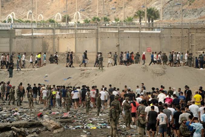 اعتداءات المهاجرين في سبتة تضع جنوداً إسبان تحت الرعاية الطبية بمدريد