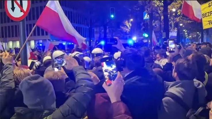 محاولة انقلاب في بولندا أجبرت الرئيس على العودة من رحلة إلى إفريقيا