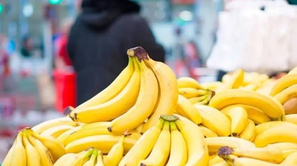 أغرب من الخيال.. النظام الجزائري يفرض طلباً خطياً وملفاً إدارياً لاقتناء الموز