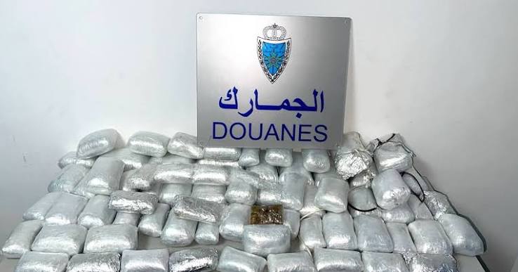 توقيف سيارتين محملتين بنحو 600 كيلوغرام من مسحوق طابا في عملية جمركية بآسفي