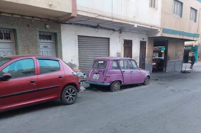 سيارة مهملة بالحسيمة تثير مخاوف الساكنة وتحولاتها الميدانية توثقها شكايات محلية