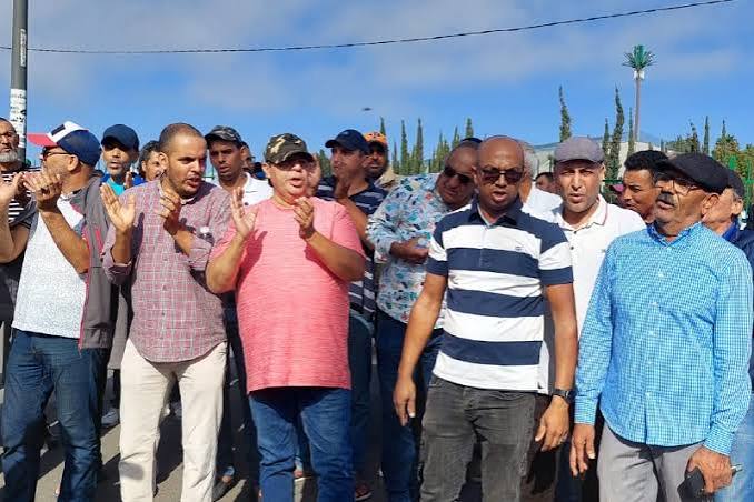 جحيم المحروقات يخرج مهنيي سيارات الأجرة بزايدة ميدلت للاحتجاج ورفض تام لضرب القدرة الشرائية