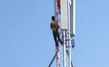 استنفار أمني بمدينة العيون بعد صعود شخص عمود اتصالات لهذا السبب