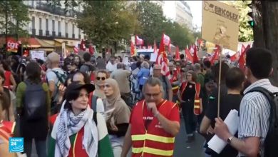 شبح السترات الصفراء يعود ليخيم على شوارع فرنسا وسط تصاعد الغضب الاجتماعي ضد الغلاء