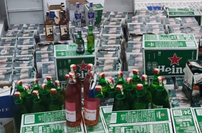 طنجة.. الأمن يطيق بصاحب سوابق ويحجز مئات قنينات الخمر ببوخالف