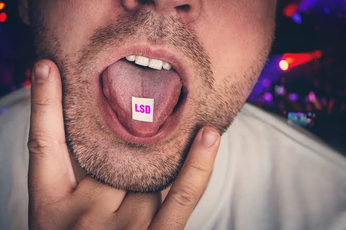 الأمن البيضاوي يوجه ضربة قوية لشبكات ترويج المخدرات ويحجز آلاف القسائم من مخدر “LSD” بعين الشق