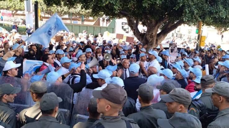 احتجاجات بوجدة: العاملون بالقطاع الصحي ينظمون مسيرة نحو ولاية جهة الشرق للمطالبة بالإنصاف