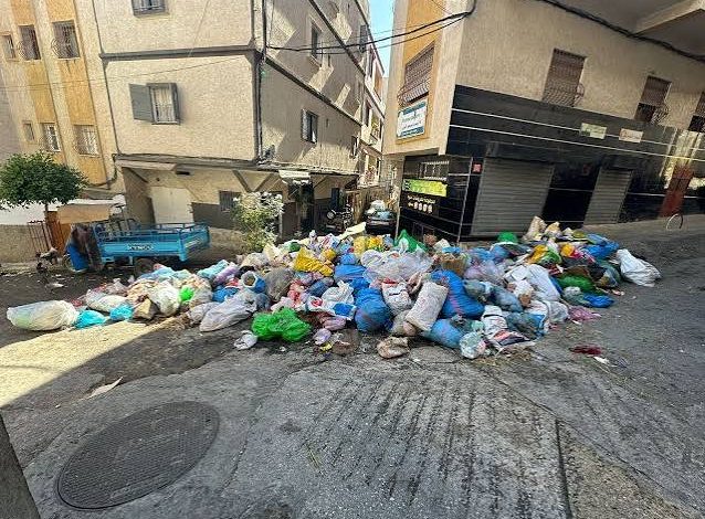 أزمة قطاع النظافة بطنجة تعود إلى الواجهة بين تراكم النفايات واحتجاجات العمال