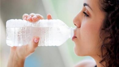 تحذيرات طبية من مخاطر شرب الماء البارد على صحة الجهاز الهضمي والأعصاب