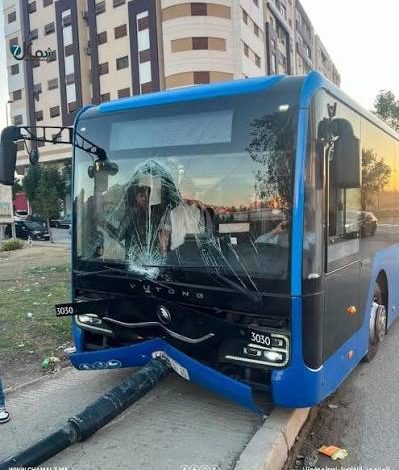 حادث سير بمدار كاستيا في طنجة يثير الانتباه بعد اصطدام حافلة وسيارة
