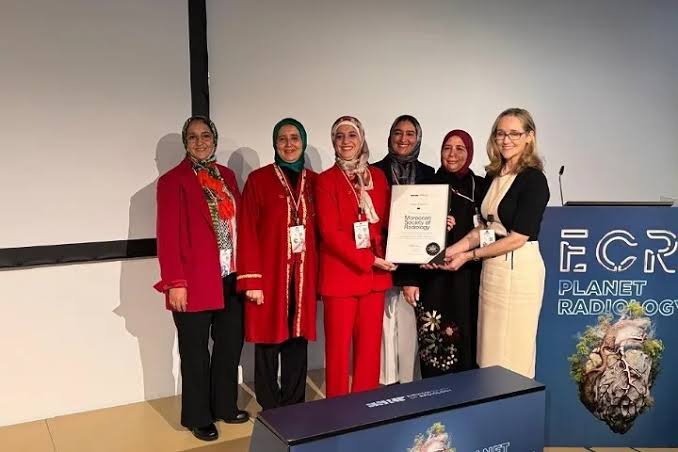 الكفاءات الطبية المغربية تفرض حضورها في المؤتمر الأوروبي لأمراض وجراحة الشبكية بفيينا