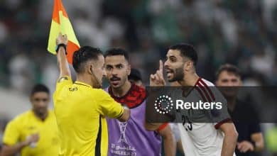 لقطات مثيرة للجدل: طرد لاعب إماراتي ودفع الحكم المساعد المغربي في نهائي خليجي 27