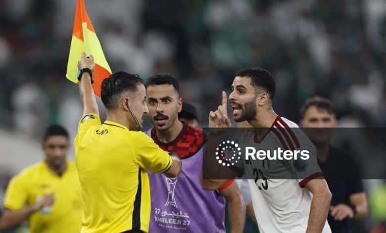 لقطات مثيرة للجدل: طرد لاعب إماراتي ودفع الحكم المساعد المغربي في نهائي خليجي 27