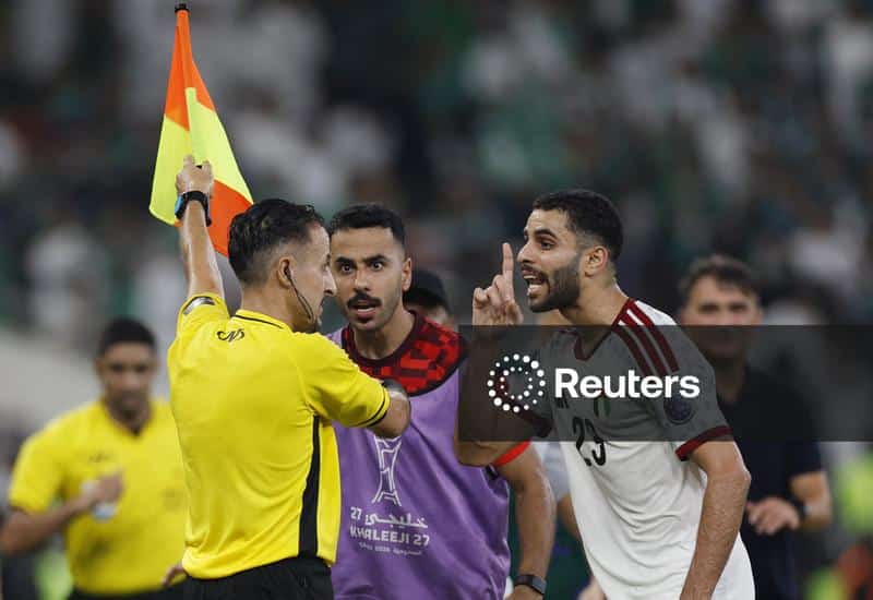 حكم المغربي لاعب إماراتي يدفعه وآخر يقول له: «اصمت، أنت تتحدث مع إماراتي»! في نهائي خليجي
