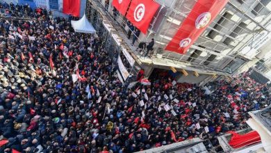 طوفان بشري في شوارع العاصمة التونسية احتجاجاً على سياسات الرئيس قيس سعيد الاقتصادية والسياسية