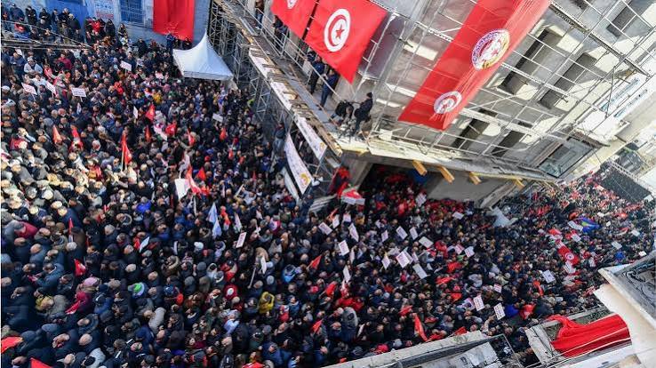 طوفان بشري في شوارع العاصمة التونسية احتجاجاً على سياسات الرئيس قيس سعيد الاقتصادية والسياسية