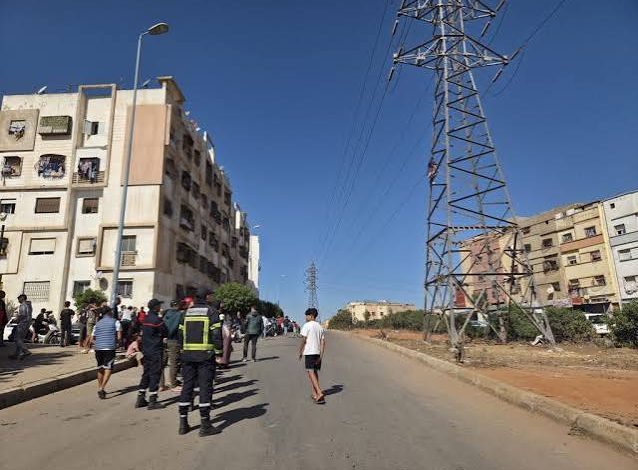 استنفار أمني بحي أناسي بالدار البيضاء إثر صعود شخص عموداً كهربائياً