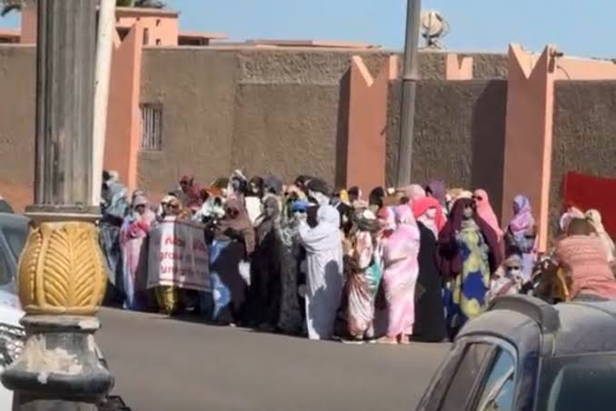 احتجاجات بالداخلة: نساء ينظمن اعتصاماً مفتوحاً ويتهمن رئيس جهة الداخلة وادي الذهب