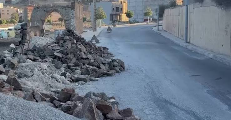 أزغنغان.. مخلفات عمليات الهدم تشعل مخاوف الأسر على سلامة الأطفال والمارة