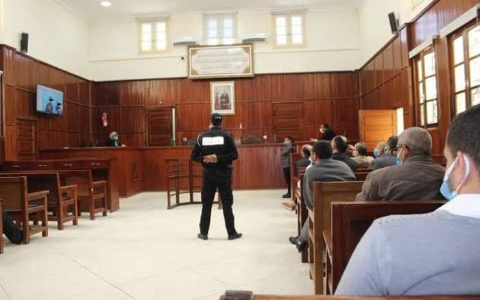 متابعة قضائية لشخص بتهمة إهانة قاضية داخل قاعة الجلسات بسيدي سليمان