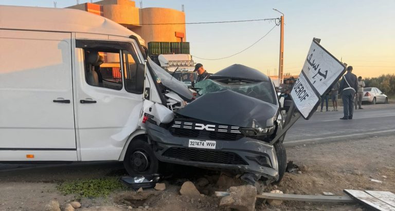 اصطدام خطير بين سيارة وشاحنة يوقع خسائر مادية جسيمة على الطريق الوطنية رقم 6 بجرسيف