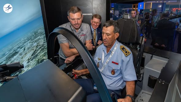 الجنرال محمد گاديح يجرب محاكي مقصورة القيادة لطائرة F-35 بمعرض مراكش للطيران