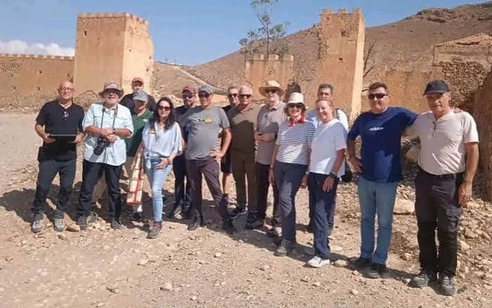 سياح إسبان يستكشفون معالم الذاكرة الاستعمارية بثكنة تاريخية في حاسي بركان بإقليم الناظور