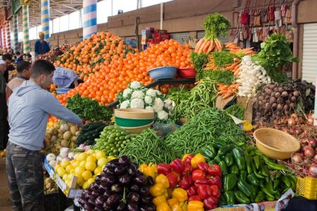 أزمة غلاء الأسعار بالمغرب تدفع المواطنين لشراء الخضروات بالحبة بسبب ضعف القدرة الشرائية