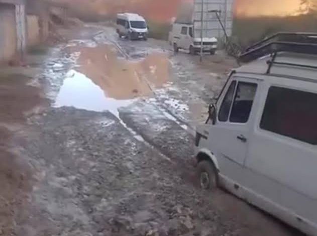 حفر وأوحال تثير استياء ساكنة الدريوش وتخنق حركة المرور بالحي الجديد