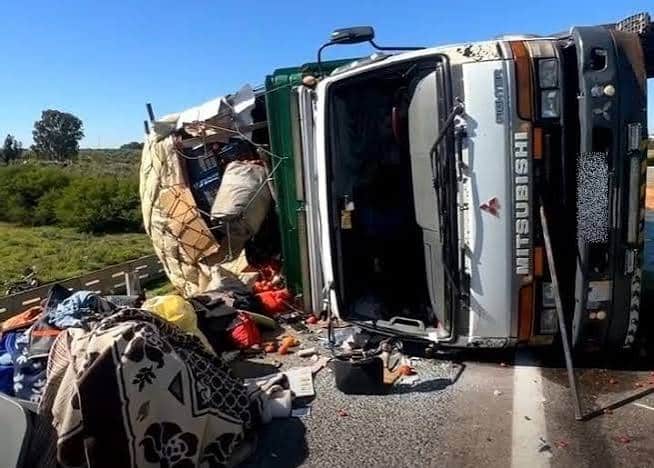 إهمال على طريق أم عزة بضواحي الرباط يسفر عن اصطدام مروع بين شاحنتين