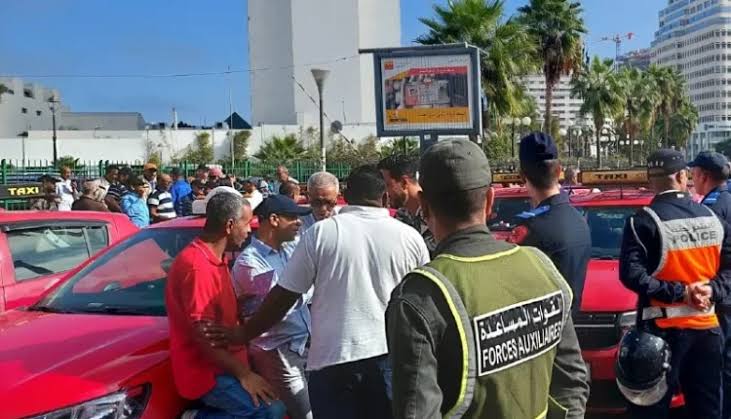 أزمة المحروقات والنقل السري تدفع سائقي الطاكسيات بالعيون للاحتجاج