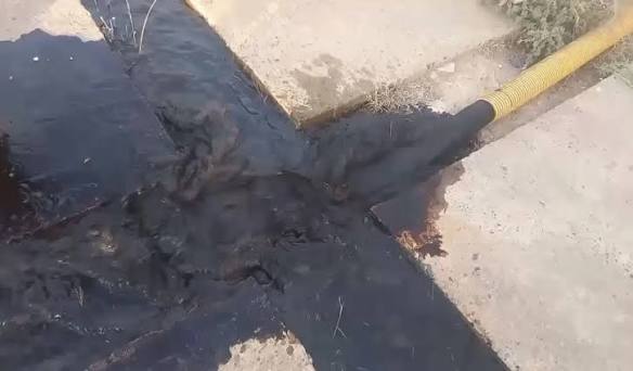 ظهور سائل أسود غامض برائحة النفط أثناء حفر بئر بإقليم تارودانت