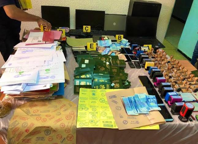 تفكيك شبكة إجرامية بوجدة تنشط في تزوير الوثائق لتسهيل الهجرة غير النظامية